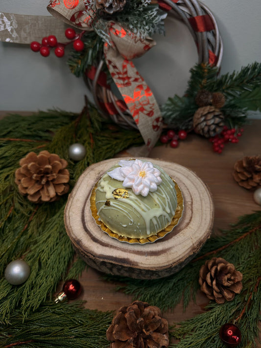 Vanilla ice cream with pistachio filling